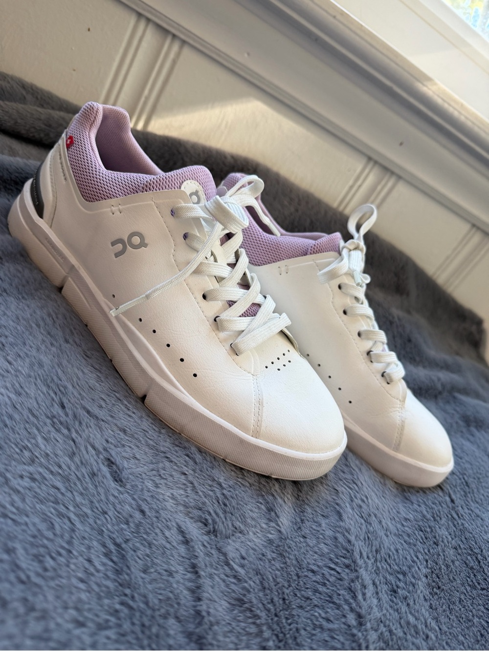 On Roger Women's White Sneakers size 8